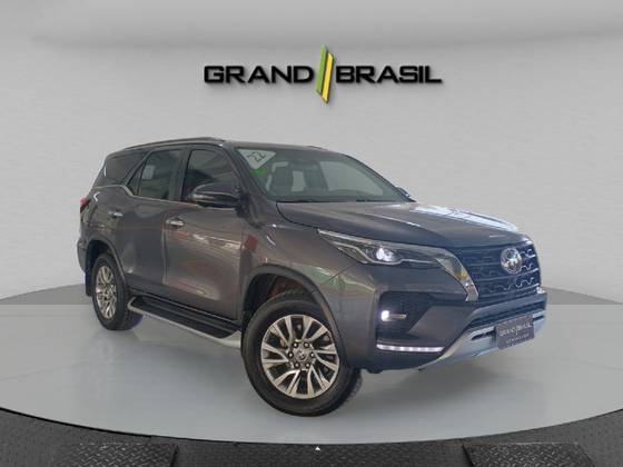 TOYOTA HILUX SW4 2.8 D-4D TURBO DIESEL SRX 7L 4X4 AUTOMÁTICO TOYOTA HILUX SW4 2.8 D-4D TURBO DIESEL SRX 7L 4X4 AUTOMÁTICO